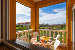Charmantes Apartment mit Babybett, privatem Balkon, Grill, WiFi
